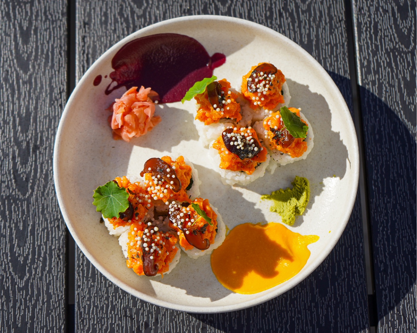 Poke bowl s lososom, avokádom a edamame